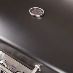 LOFOTEN - Barbecue Extérieur Au Gaz 3 Brûleurs - Puissance 8,4 KW - Capot De Fermeture Avec Thermomètre - 2 Grilles En Acier Chromé, 2 Etagères Latérales, 1 Plateau Bas - 2 Roues - Noir 11 LOFOTEN - Barbecue Extérieur Au Gaz 3 Brûleurs - Puissance 8,4 KW - Capot De Fermeture Avec Thermomètre - 2 Grilles En Acier Chromé, 2 Etagères Latérales, 1 Plateau Bas - 2 Roues - Noir -Jardin Calme Soldes Magasin 30533948 5